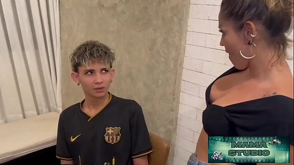 Mama Studio em&colon;Trepei com minha madrasta safada para que ela n&atilde;o conte ao meu padastro que me pegou assistindo porn&ocirc; na hora do jan